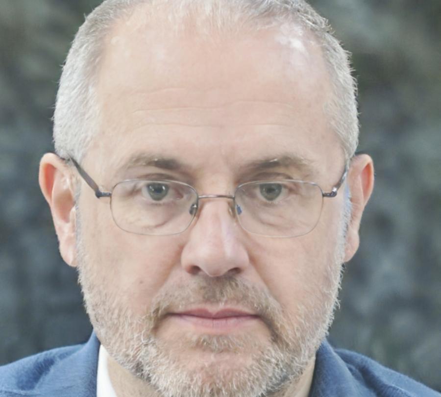Porträt von Finanzexperte Darius Klemm